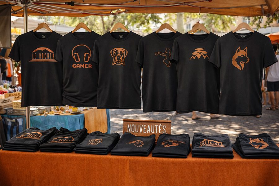 T-shirts DJ Design présentée sur un stand de marché